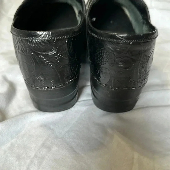LL Bean Women's Black Leather Slip On Floral Embossed Nursing Work Clogs 9 M - Picture 4 of 7